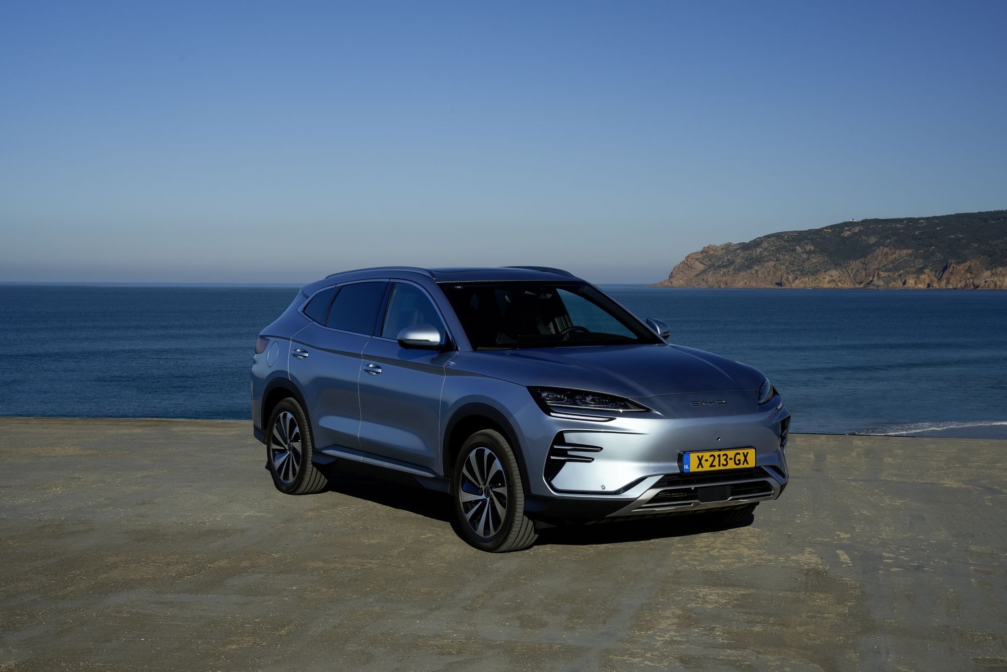 Vista lateral del BYD Seal U contra un fondo natural, perfecta para aventuras.