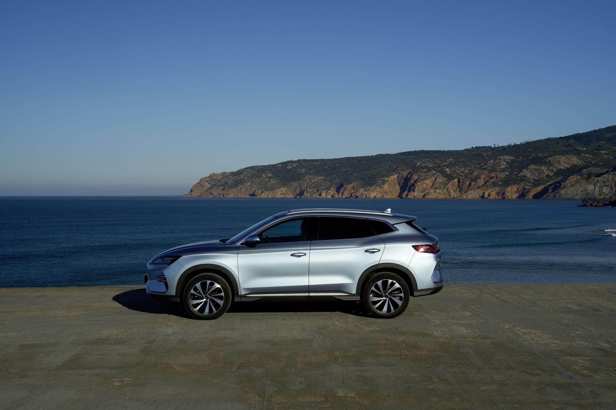 Detrás del BYD Seal U en un entorno rústico, resaltando su versatilidad.