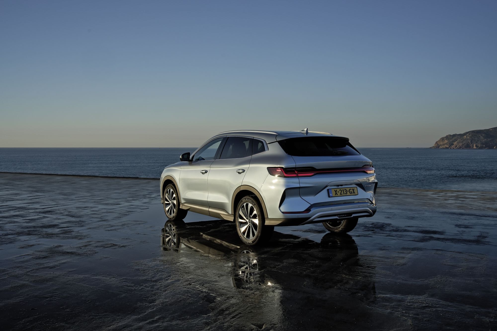 BYD Seal U en la playa, mostrando su diseño robusto y elegante.