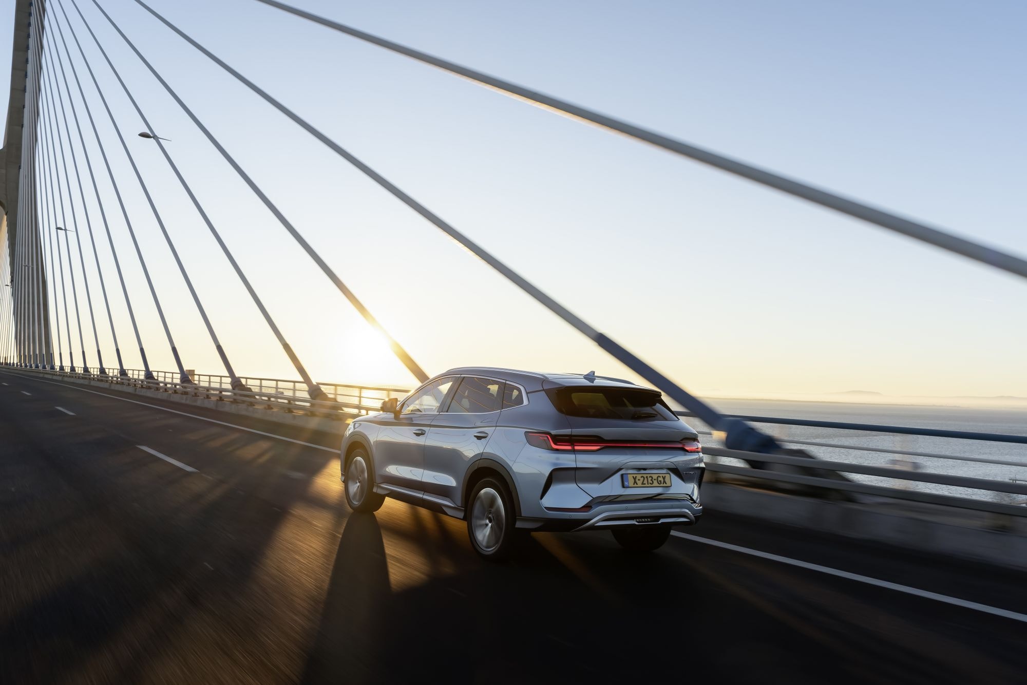 Vista lateral trasera del BYD Seal U en un puente, mostrando su diseño aerodinámico.