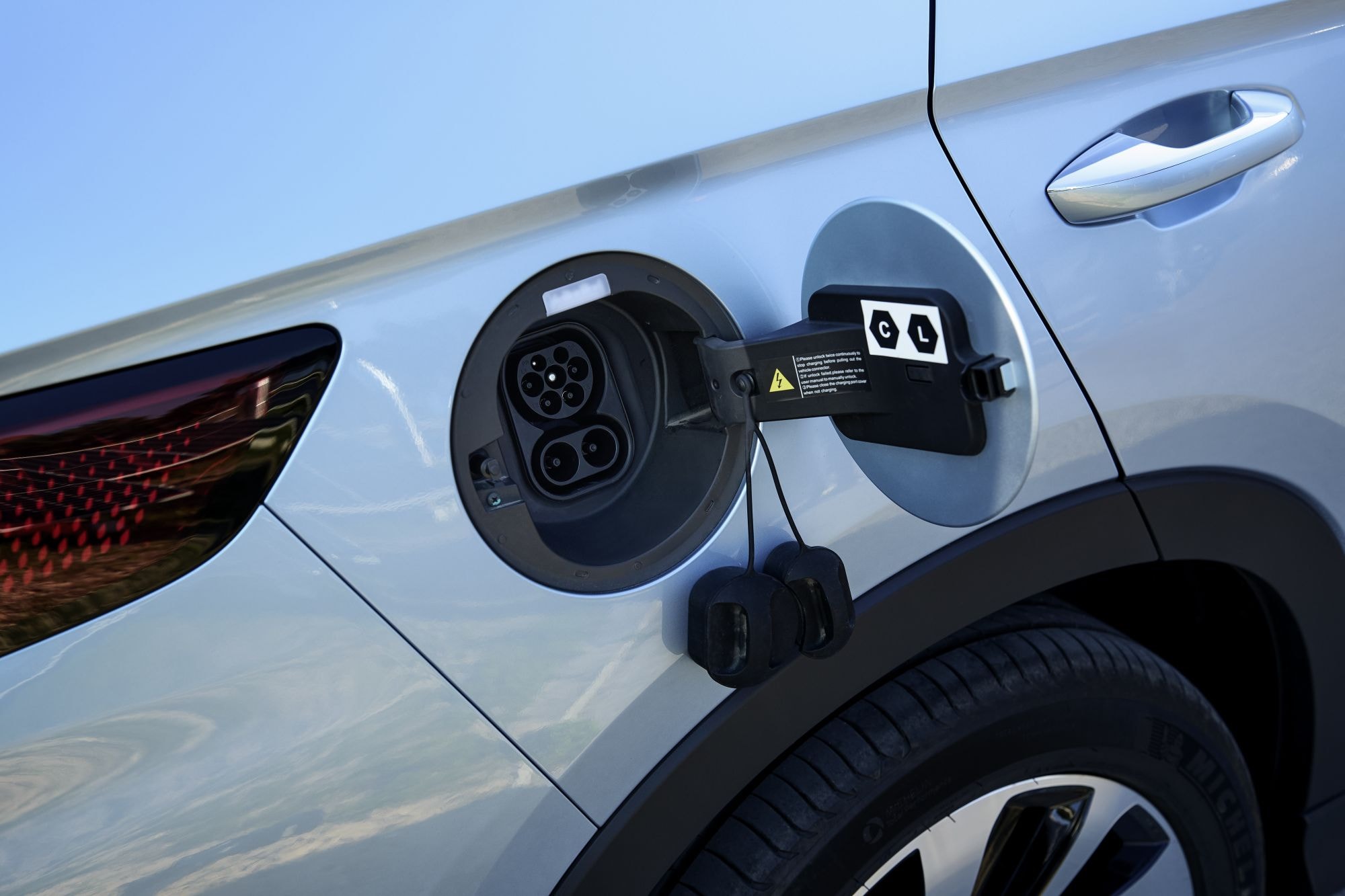 Vista lateral con el enfoque en las llantas, que aportan estilo y rendimiento.