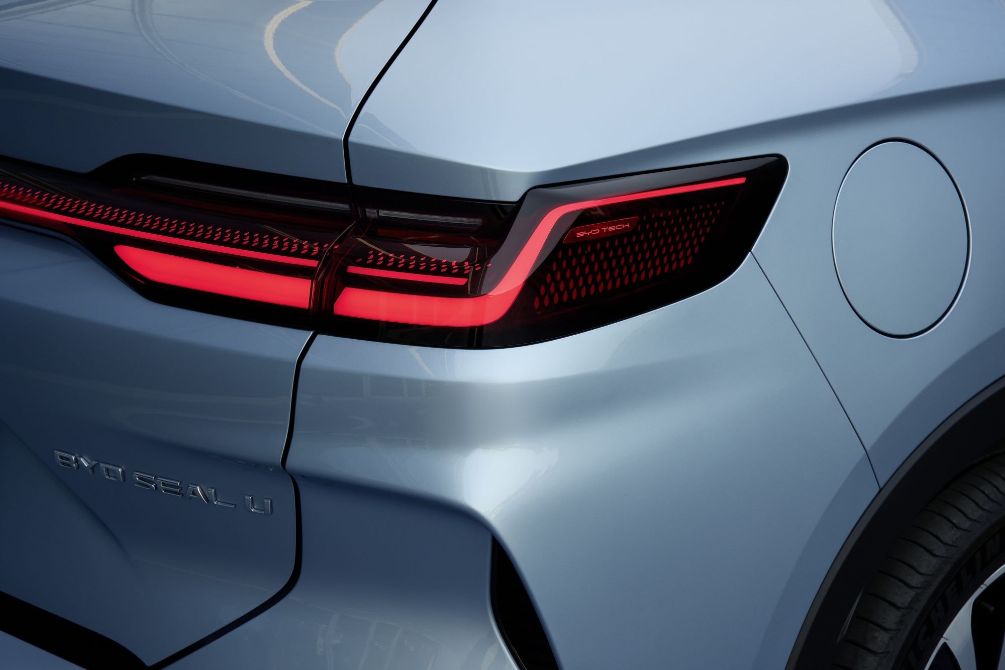 Esta imagen muestra la parte trasera del BYD Seal U, resaltando sus luces y perfil.