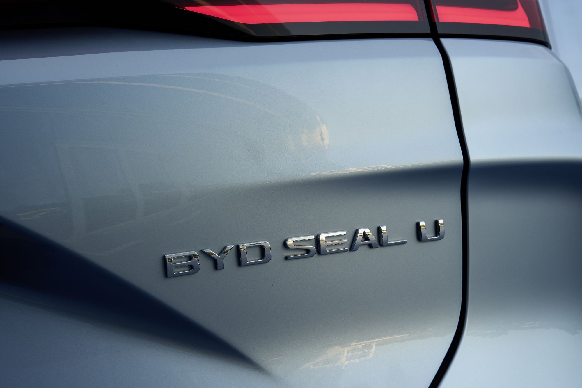 Impresionante vista trasera del BYD Seal U, con líneas elegantes.