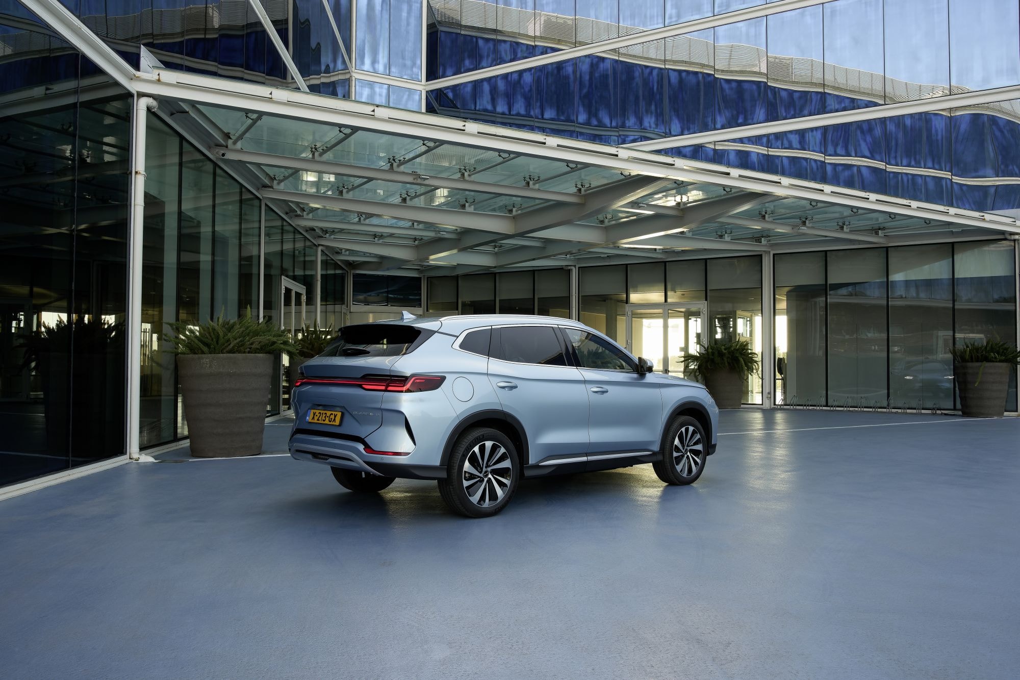 Vista trasera y lateral del BYD Seal U, con su distintivo estilo.