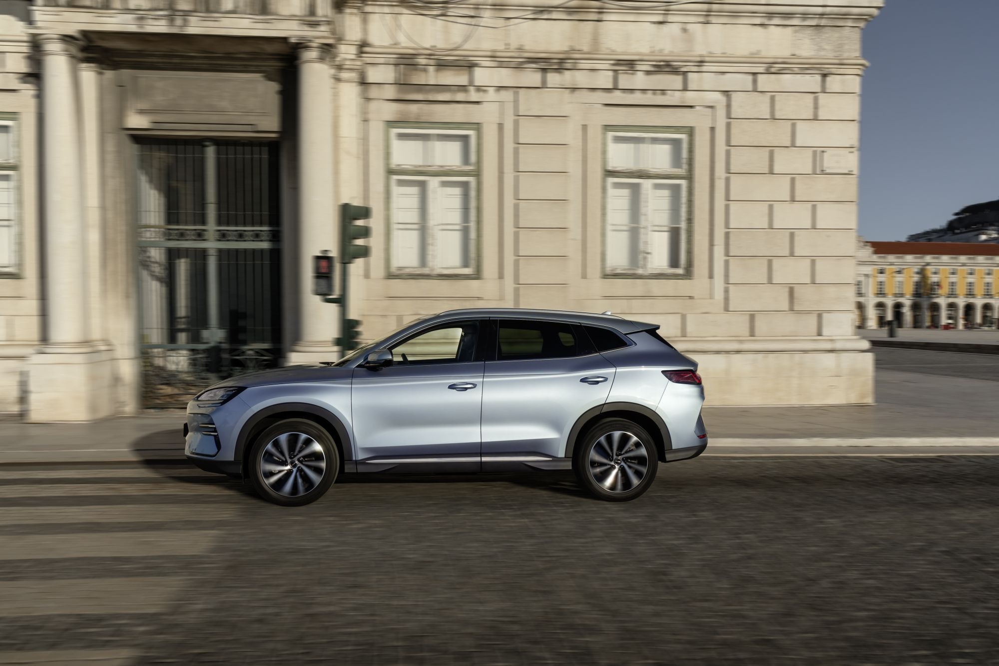 Perspectiva trasera del BYD Seal U mostrando su elegante zaga.