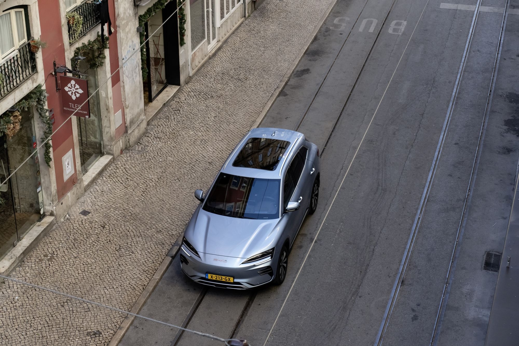 Vista aérea del BYD Seal U, destaca por su diseño elegante y aerodinámico.