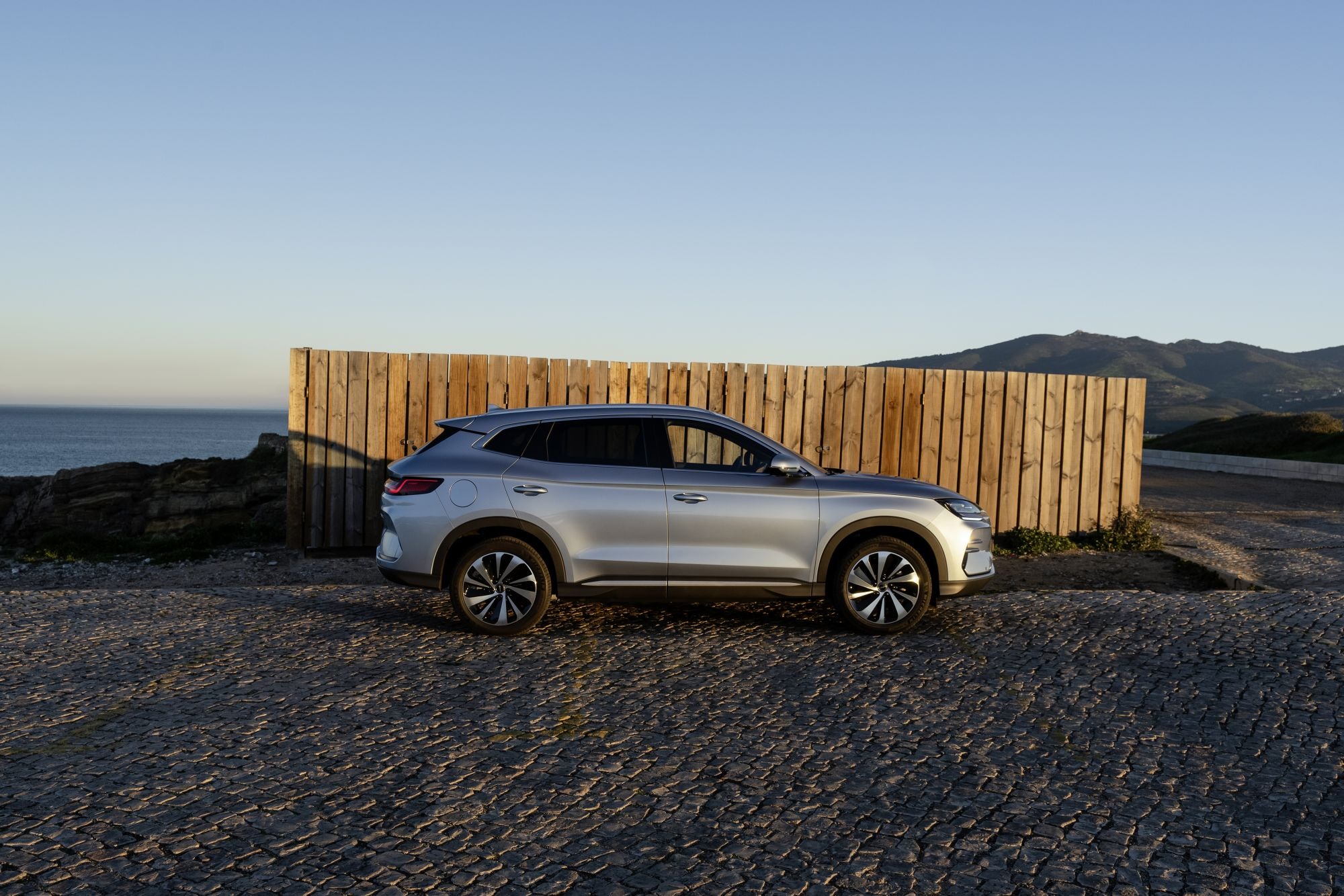 Perspectiva trasera del BYD Seal U, con un fondo marino que acentúa su estilo.