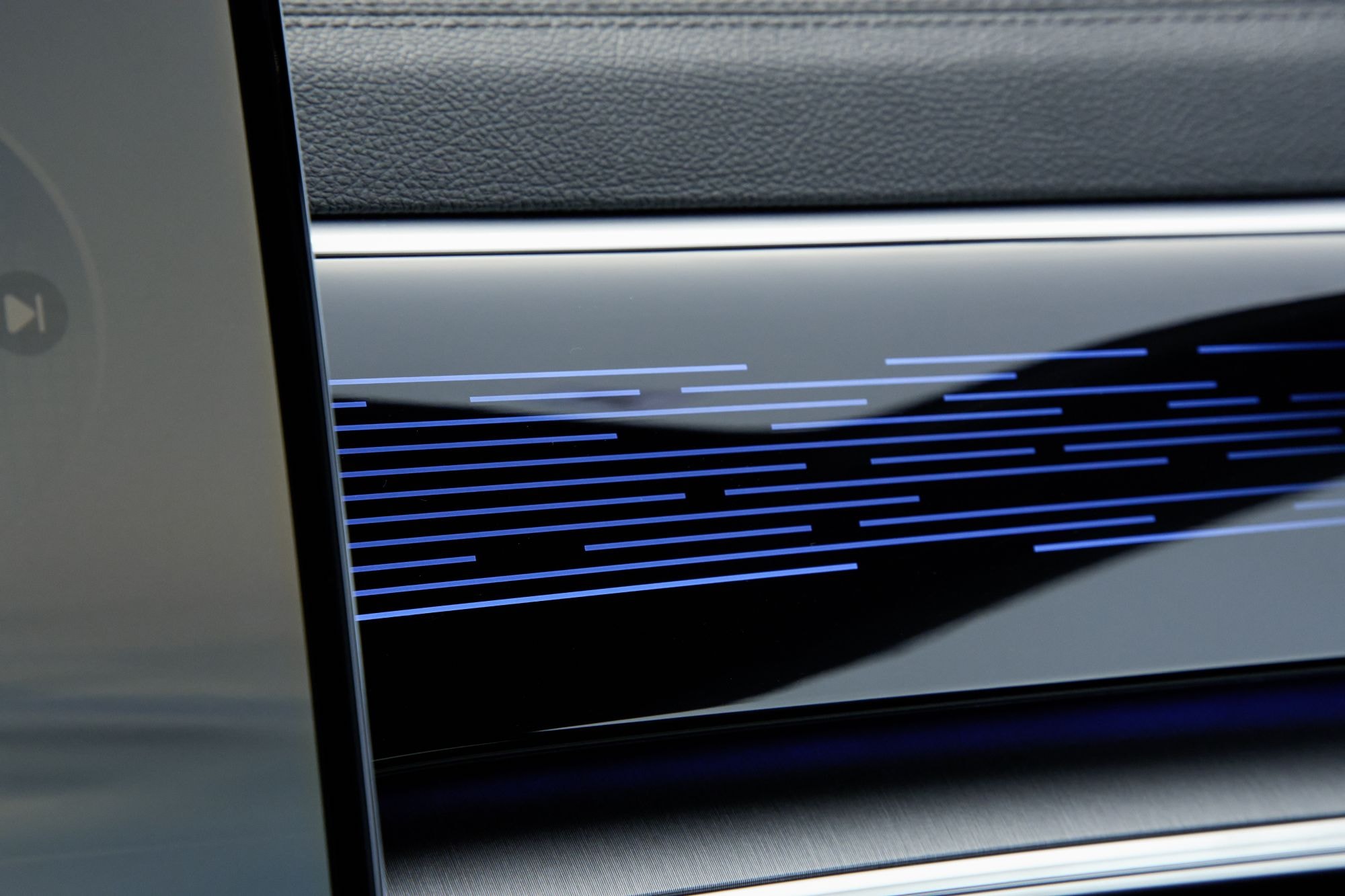 Vista del panel central con controles y cargador inalámbrico.