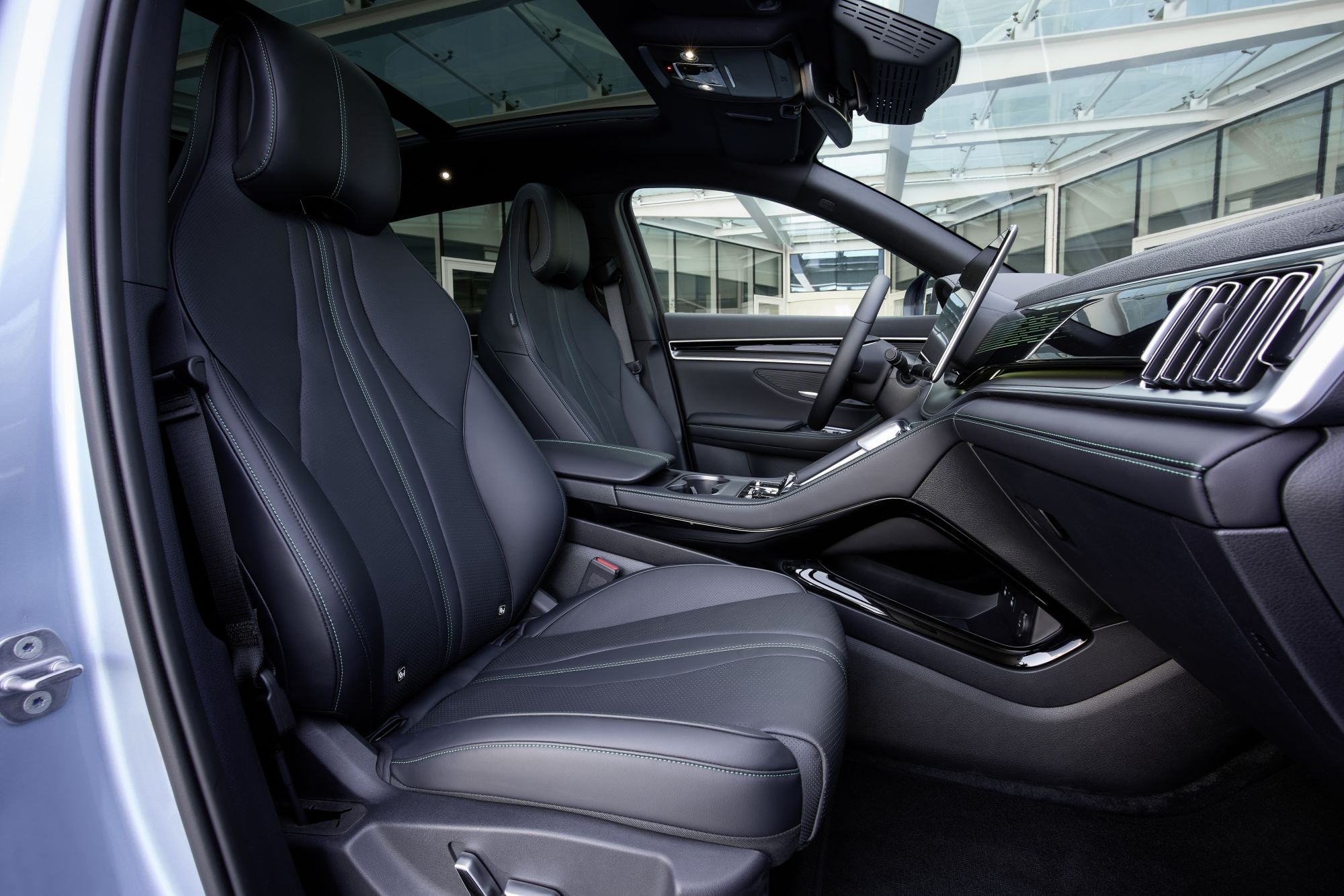 Diseño del panel con iluminación LED azul.