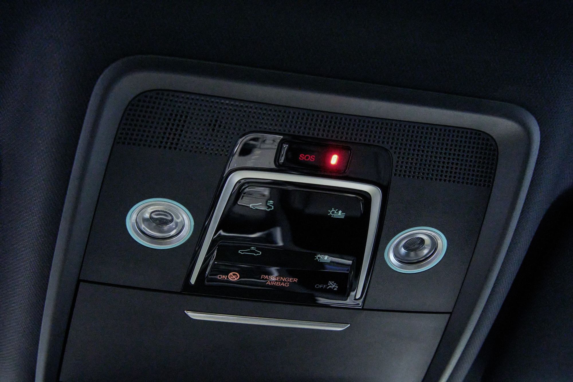 Diseño del panel con iluminación LED verde.