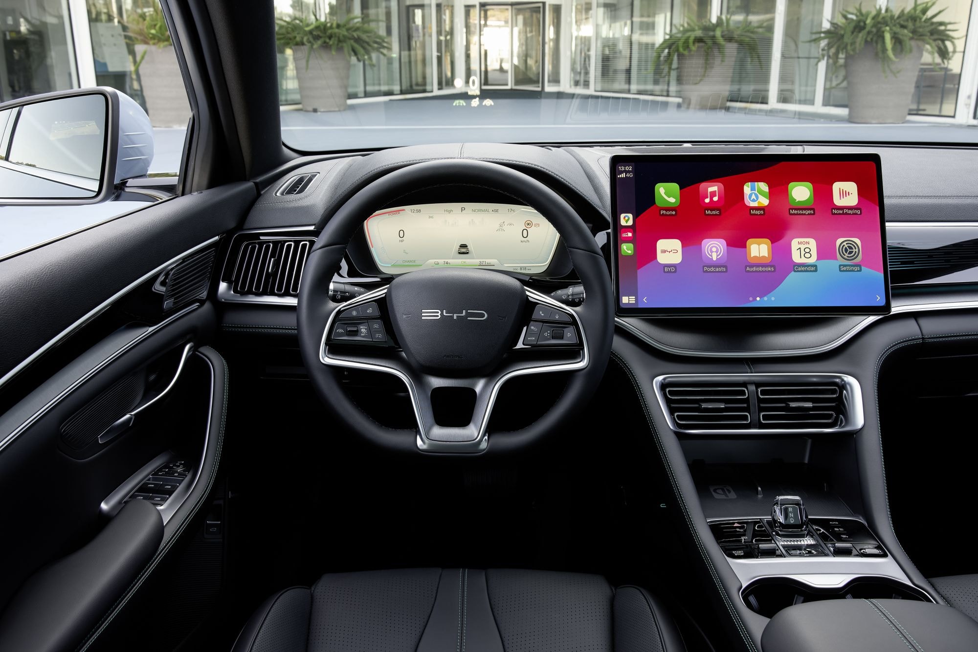 Otra vista de los faros delanteros, resaltando su tecnología avanzada.