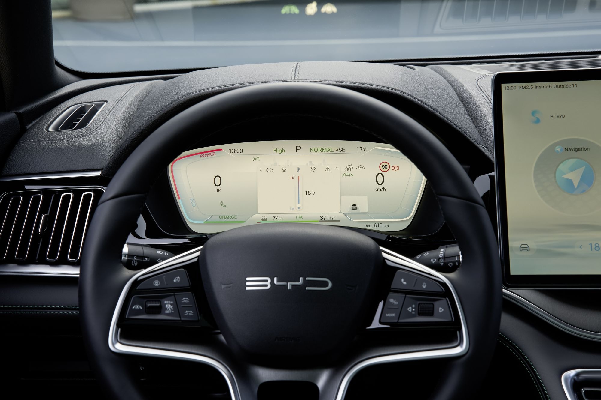 Interior del BYD Seal U con una disposición minimalista y elegante.