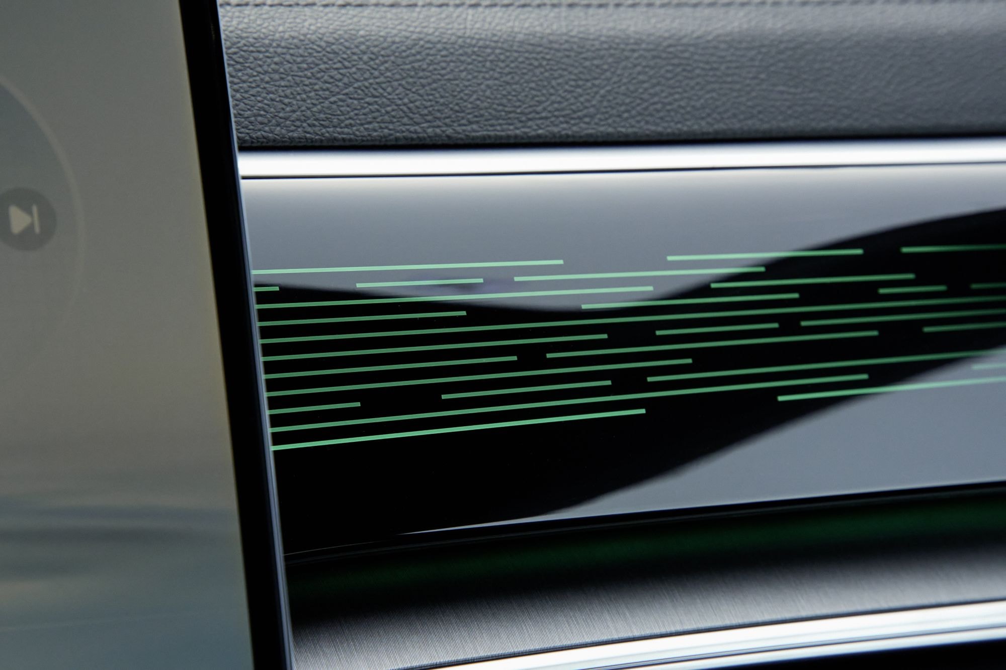 Vista del puerto de carga y controles adicionales.