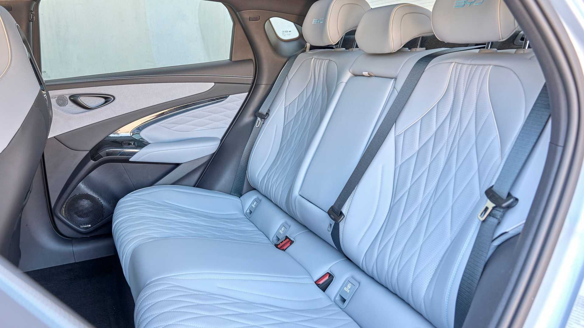 Asientos traseros del BYD Seal, espacio amplio y confortable para pasajeros
