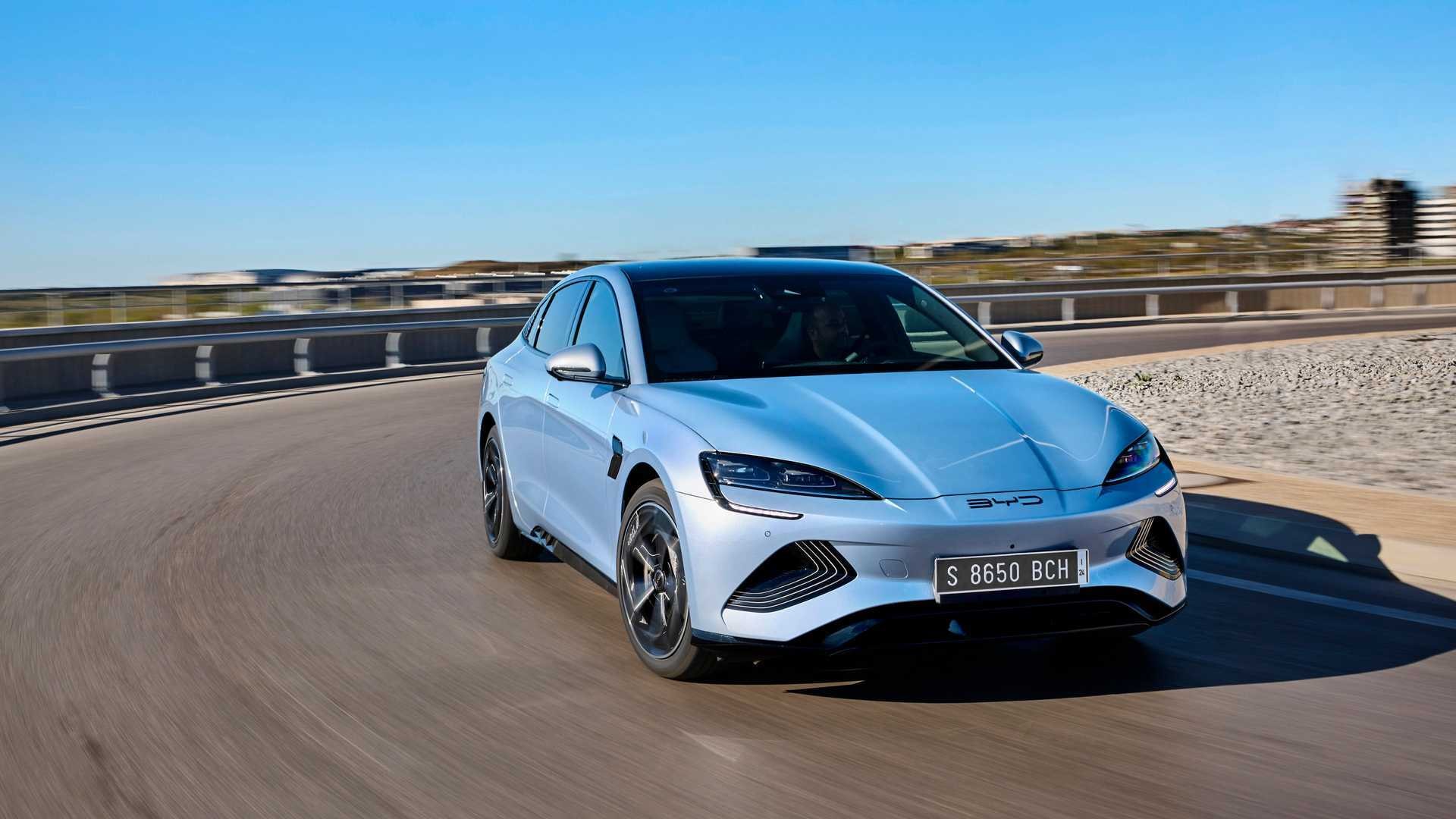 Vista lateral del BYD Seal en acción, subrayando la aerodinámica del vehículo