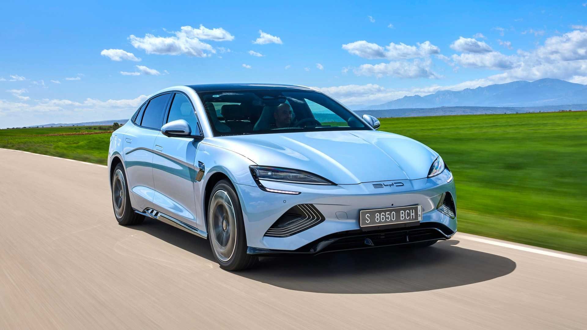 BYD Seal fotografiado en conducción rural, destacando su estética elegante.