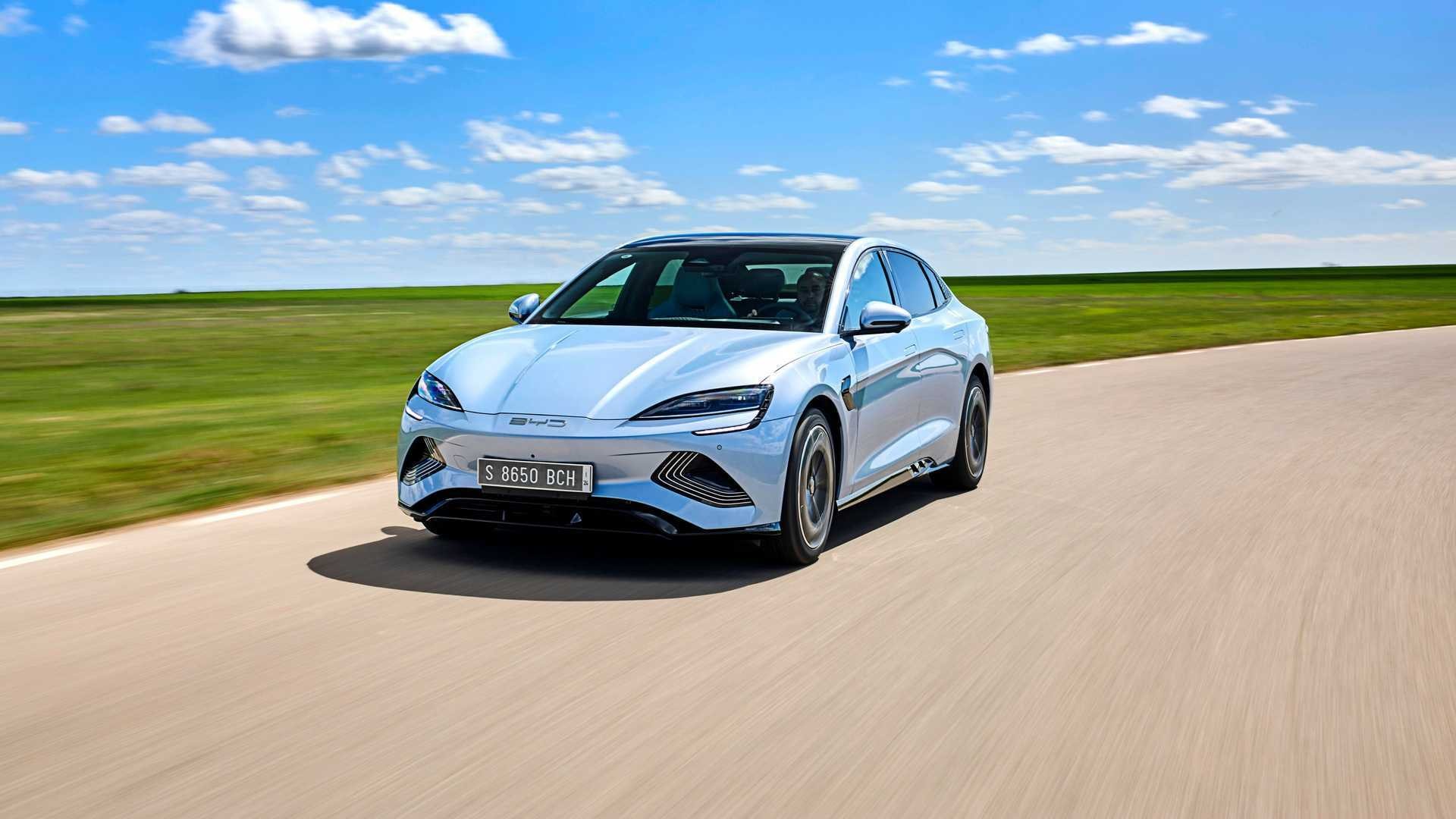 Vista dinámica del BYD Seal en carretera, destacando su diseño frontal