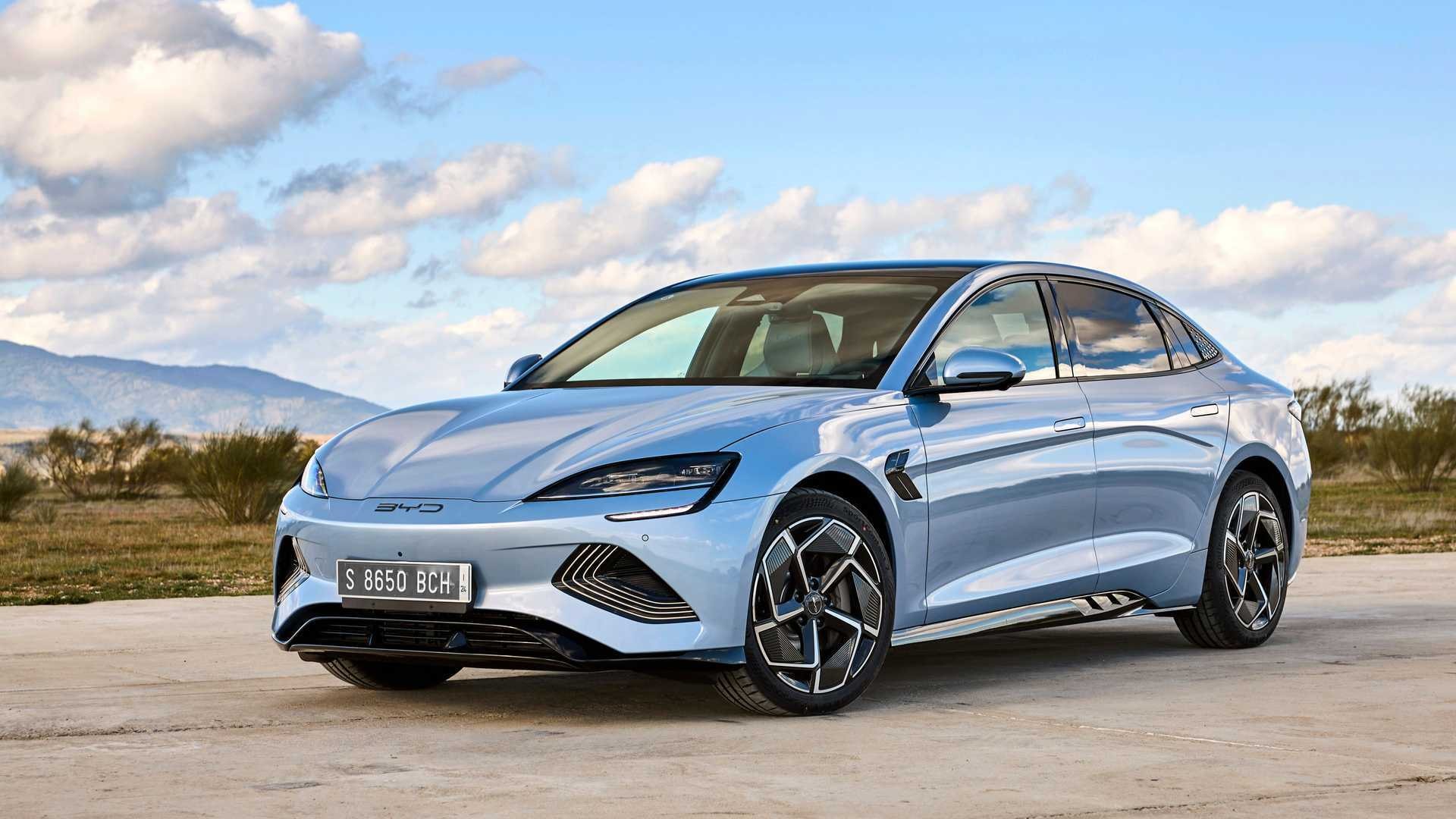 Vista lateral del BYD Seal, resaltando su línea de diseño y llantas deportivas