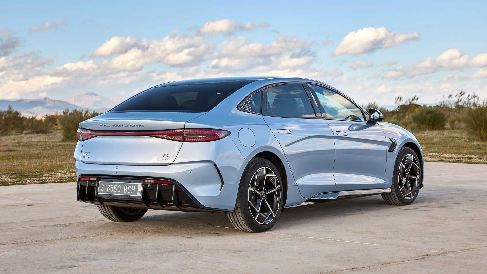 Imagen trasera del BYD Seal mostrando su diseño de cola y escape