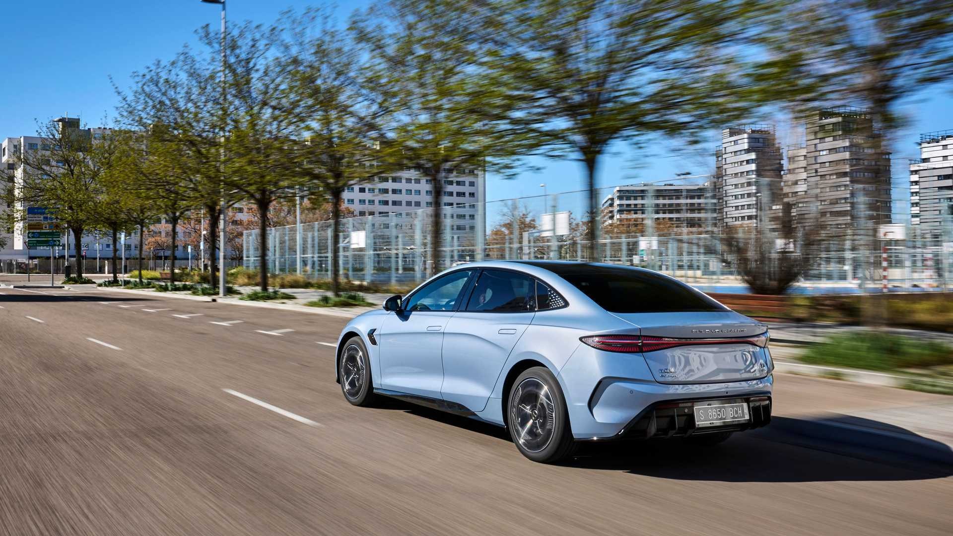 Imagen dinámica del BYD Seal en movimiento, mostrando su agilidad urbana.