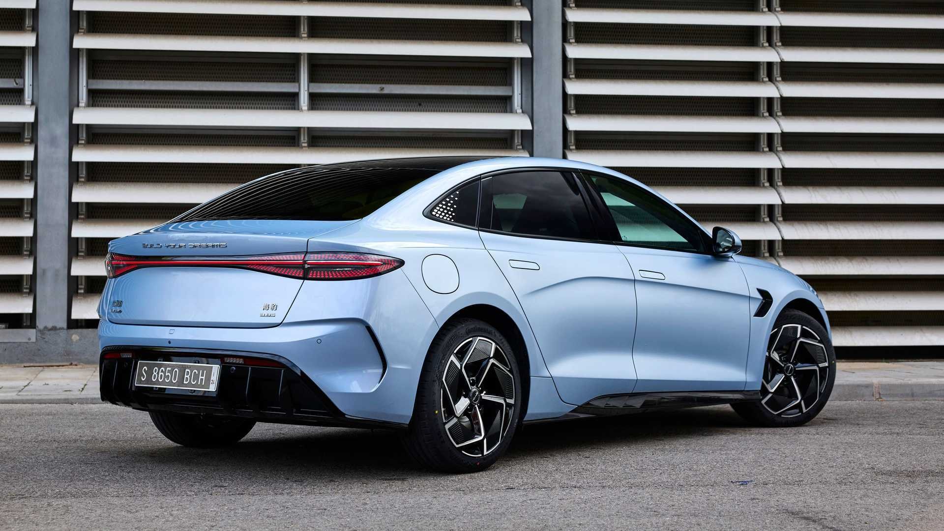 Combinación trasera y lateral del BYD Seal realzando su silueta deportiva.