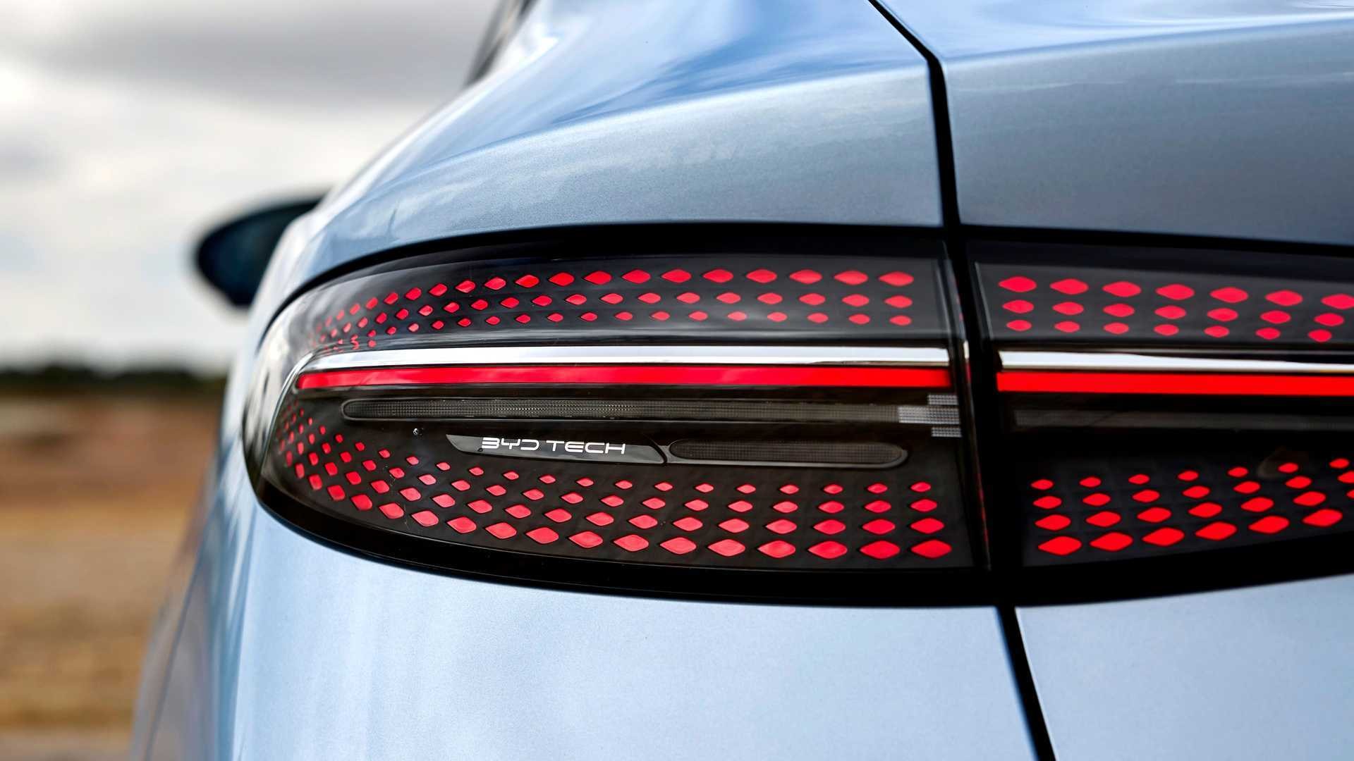 Detalle de las luces traseras del BYD Seal, diseño futurista e innovador.