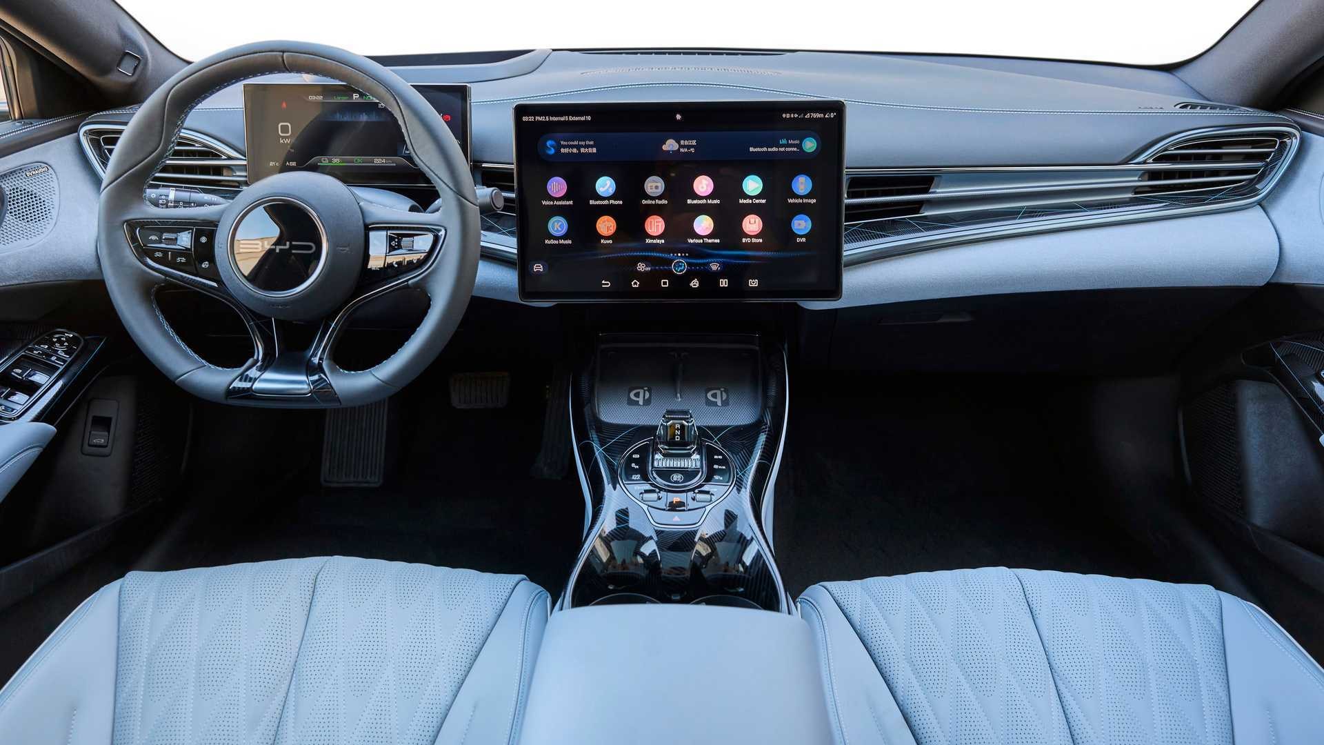 El interior del BYD Seal revela su espacioso habitáculo y acabados de calidad.