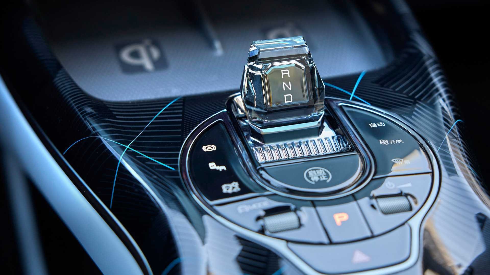 Visión cercana del selector de cambio del BYD Seal, detalle moderno y tecnológico.