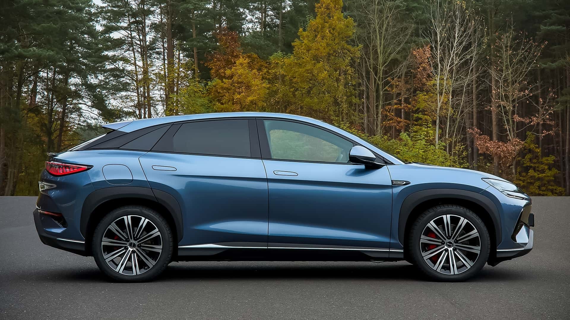 Detalle de las luces traseras del BYD Sealion 7, combinando tecnología y estilo.