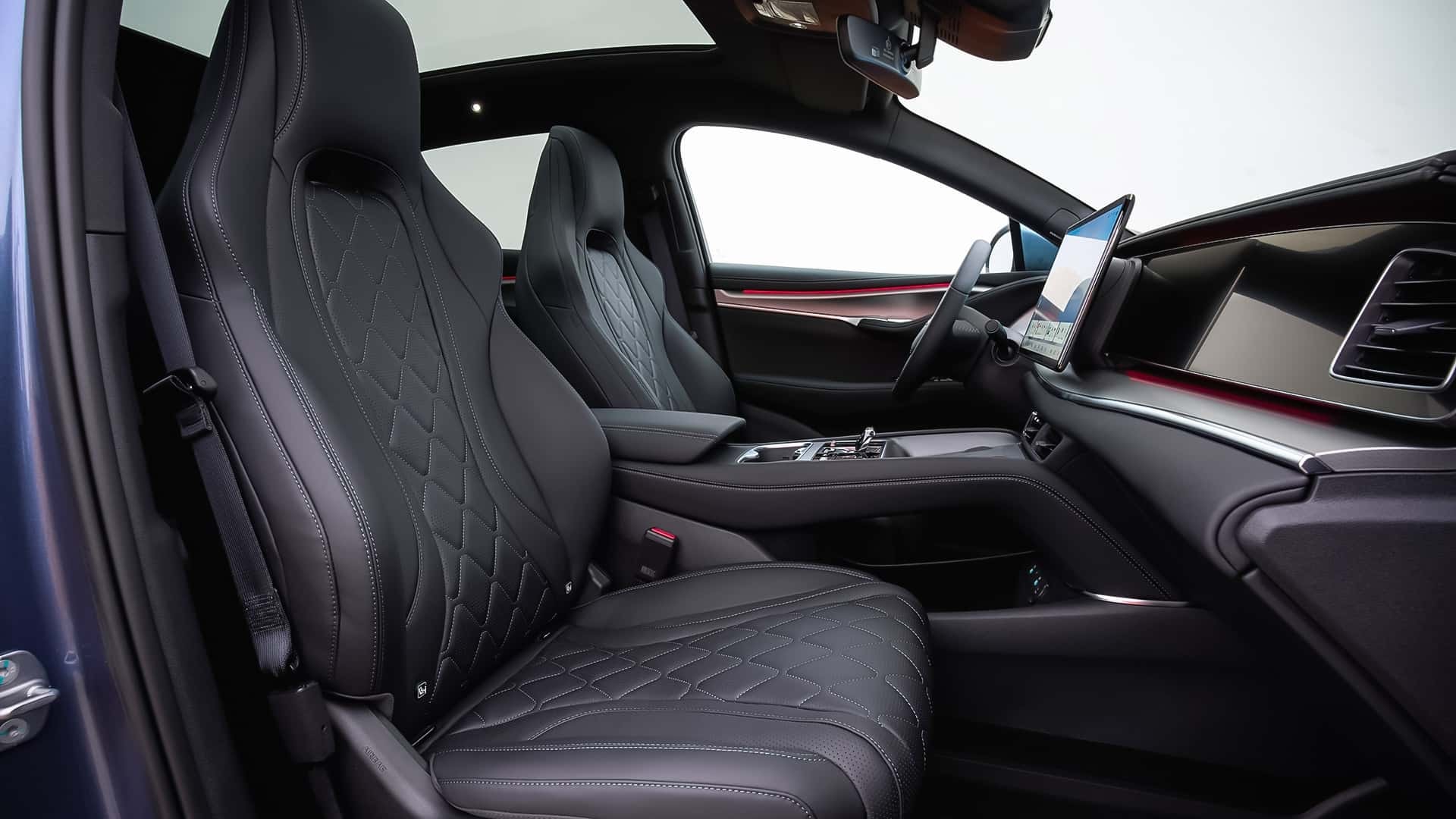 Vista lateral y delantera del BYD Sealion 7, destaca su diseño aerodinámico.