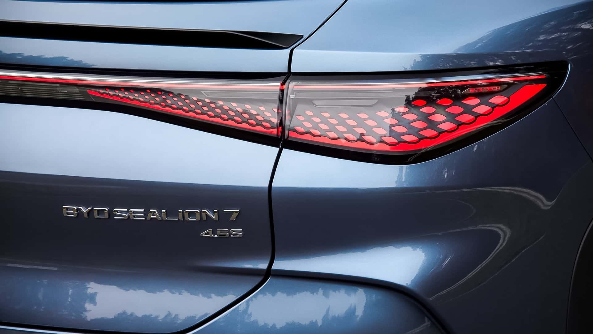 Vista trasera del BYD Sealion 7, resalta sus líneas fluidas y moderno aspecto.