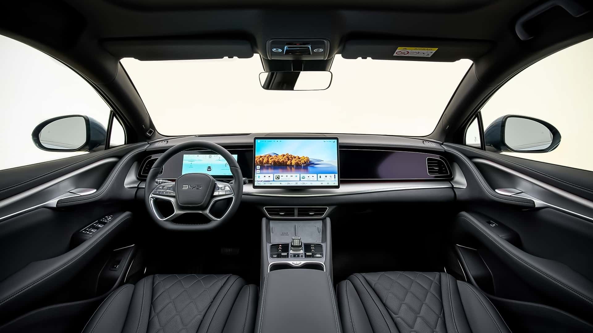 Interior del Sealion 7 que muestra asientos de cuero premium, confort y sofisticación.