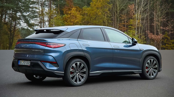 Vista trasera lateral del BYD Sealion 7, destacando su diseño elegante y aerodinámico. Vista trasera lateral del BYD Sealion 7, destacando su diseño elegante y aerodinámico.