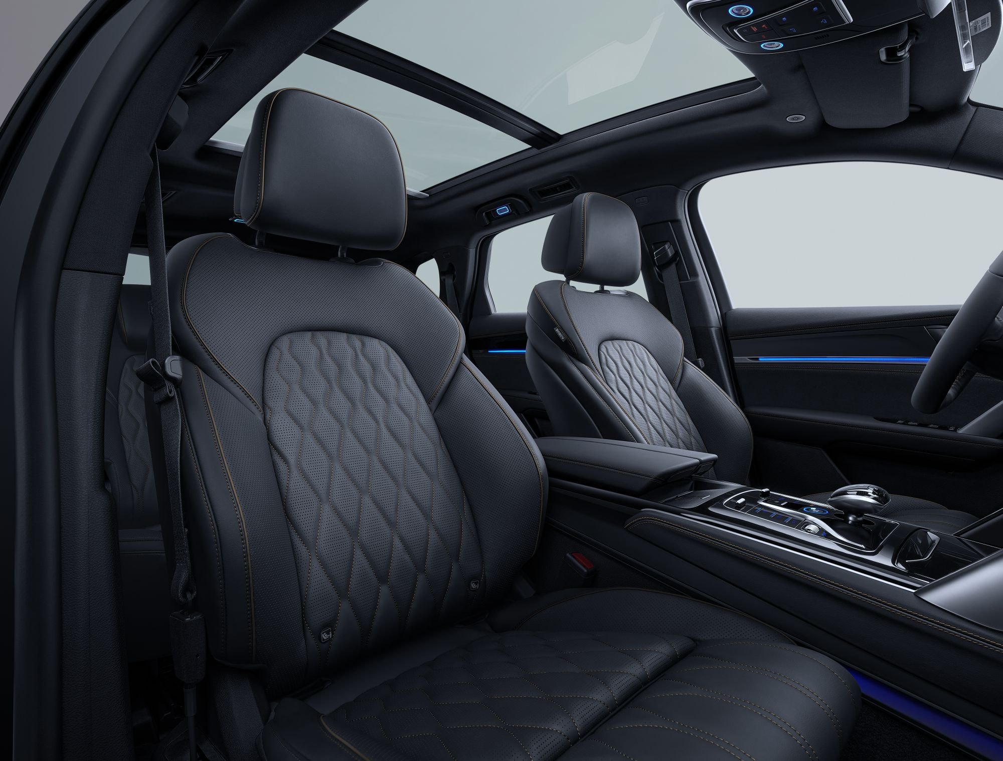 Interior elegante con asientos de cuero y enfoque en el confort.