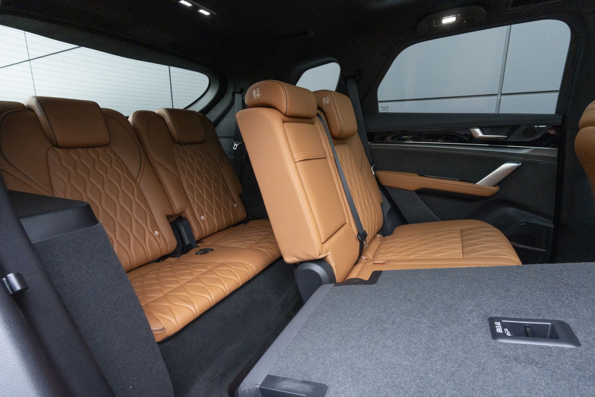 Vista lateral y delantera del BYD Tang, destacando su elegante diseño.