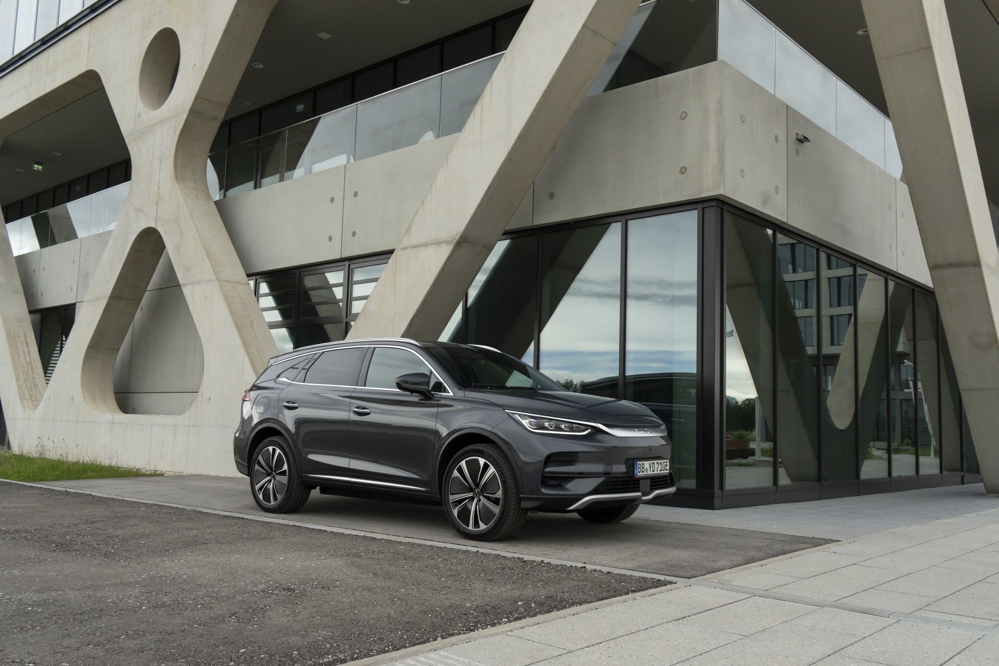 Vista dinámica trasera del BYD Tang eléctrico, con ópticas distintivas.