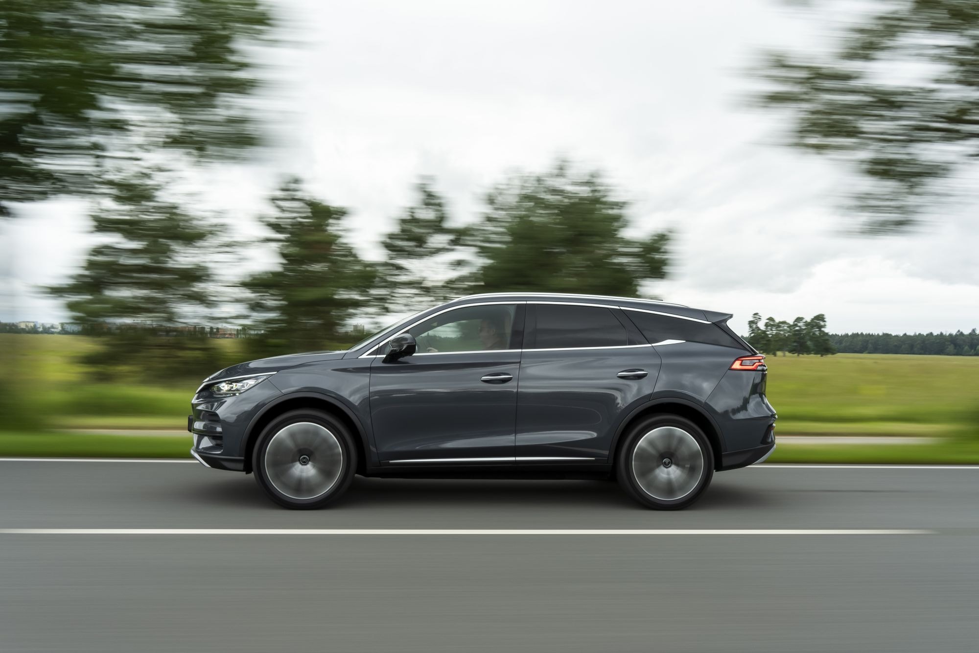 El BYD Tang eléctrico en movimiento, reflejando potencia y estilo.