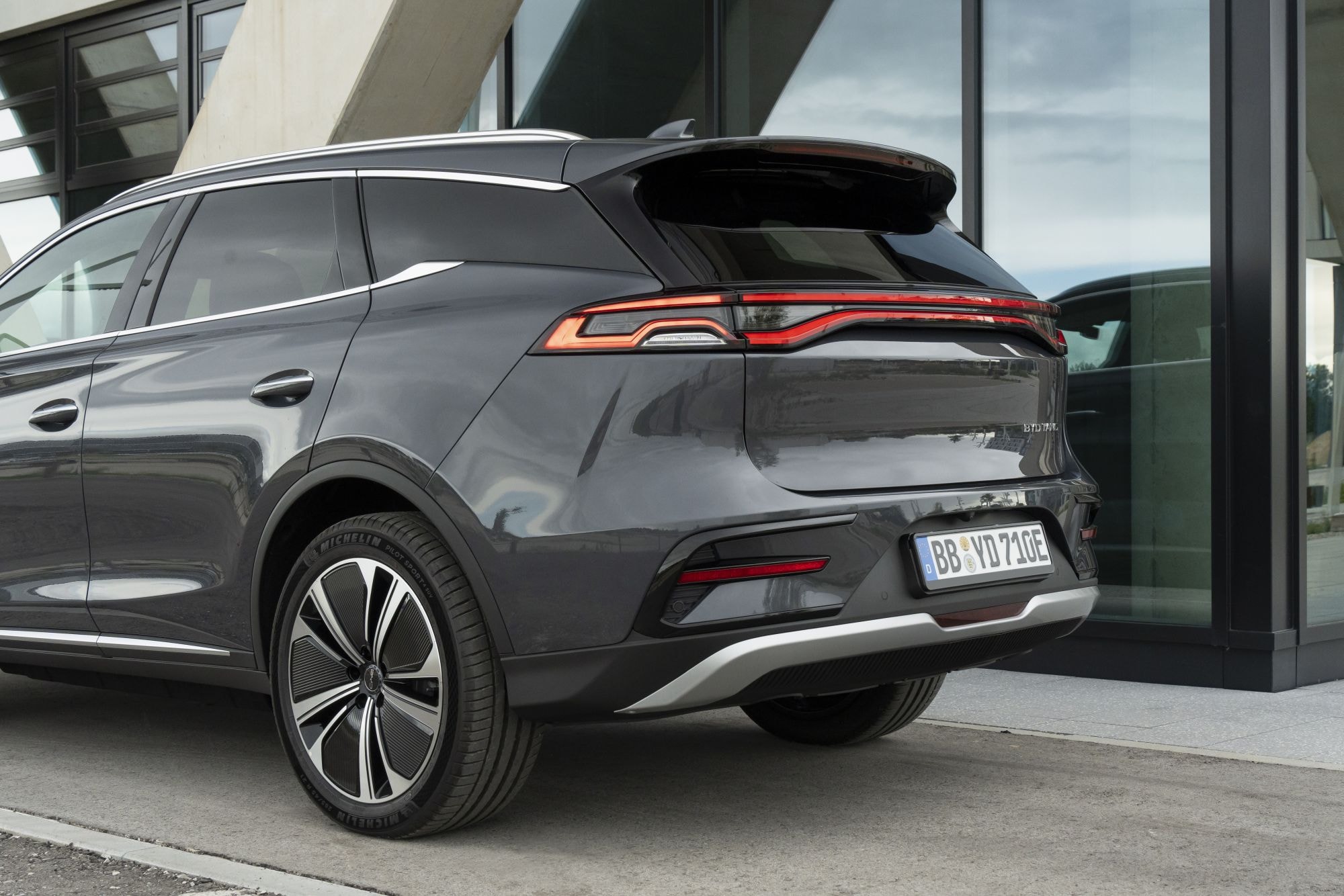 Estilo robusto del BYD Tang eléctrico en entorno urbano contemporáneo.