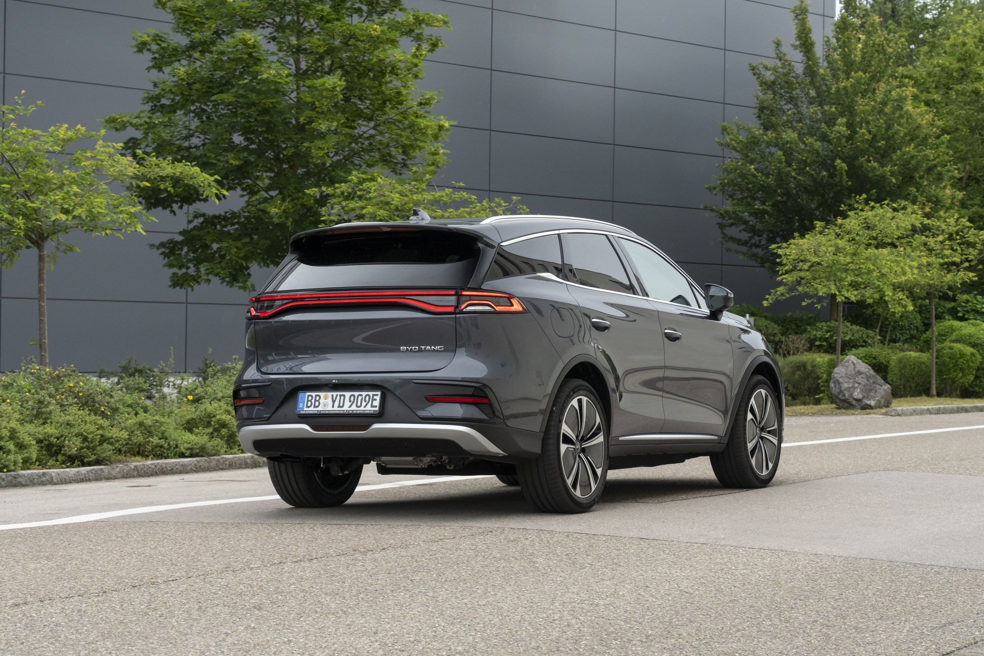 Perfil del BYD Tang eléctrico, resaltando sus líneas fluidas.