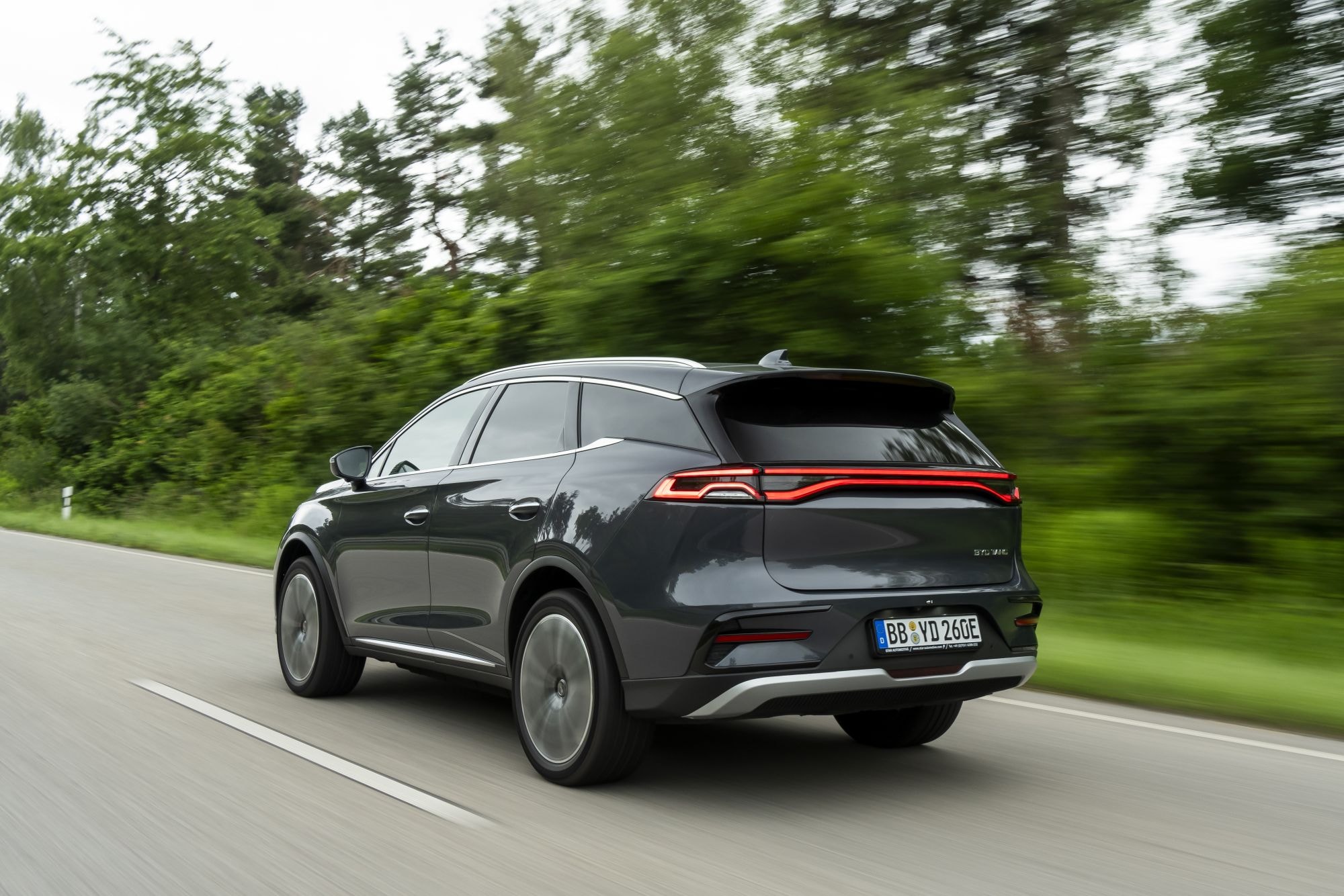 Perspectiva trasera del BYD Tang eléctrico, mostrando su diseño aerodinámico.