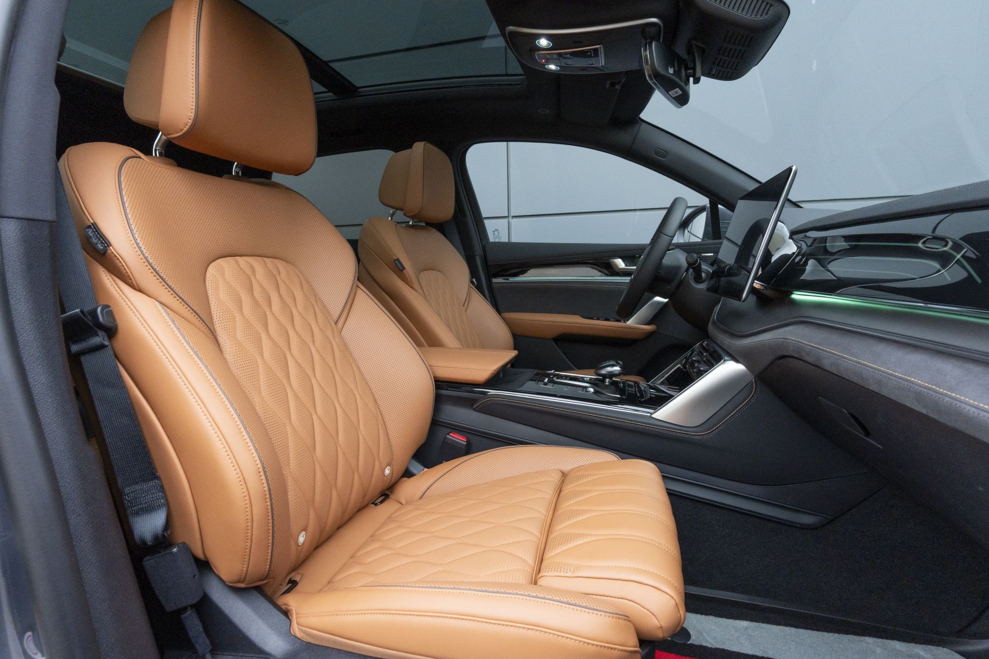 Asientos traseros del BYD Tang, con un acabado en cuero de alta calidad.