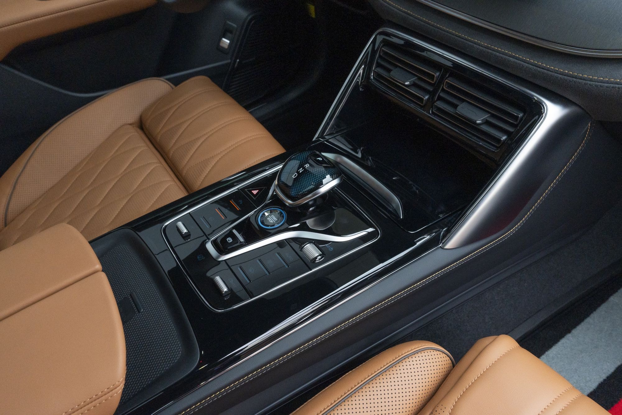 Vista trasera de los asientos del BYD Tang, mostrando el confort del interior.