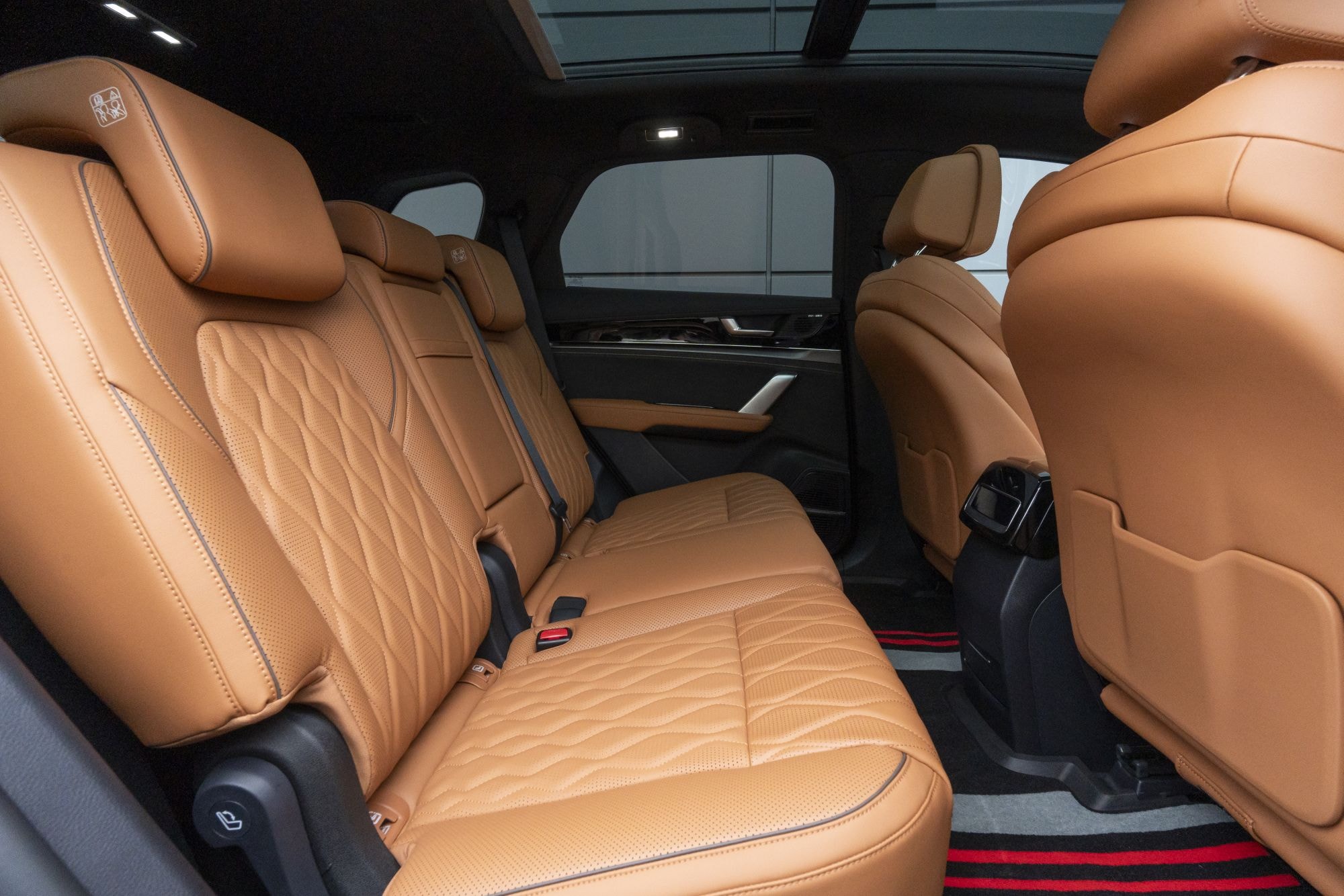 Perspectiva lateral del BYD Tang, mostrando su moderna estética.