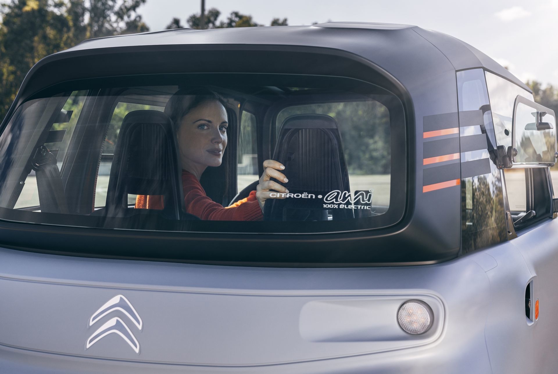 Confortable habitáculo del Citroën AMI, ideal para la movilidad en la ciudad.