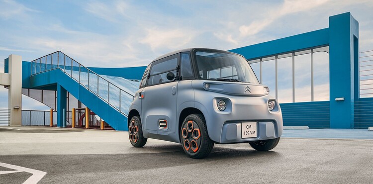 Vista frontal y lateral del Citroën AMI, destacando su diseño compacto. Vista frontal y lateral del Citroën AMI, destacando su diseño compacto.