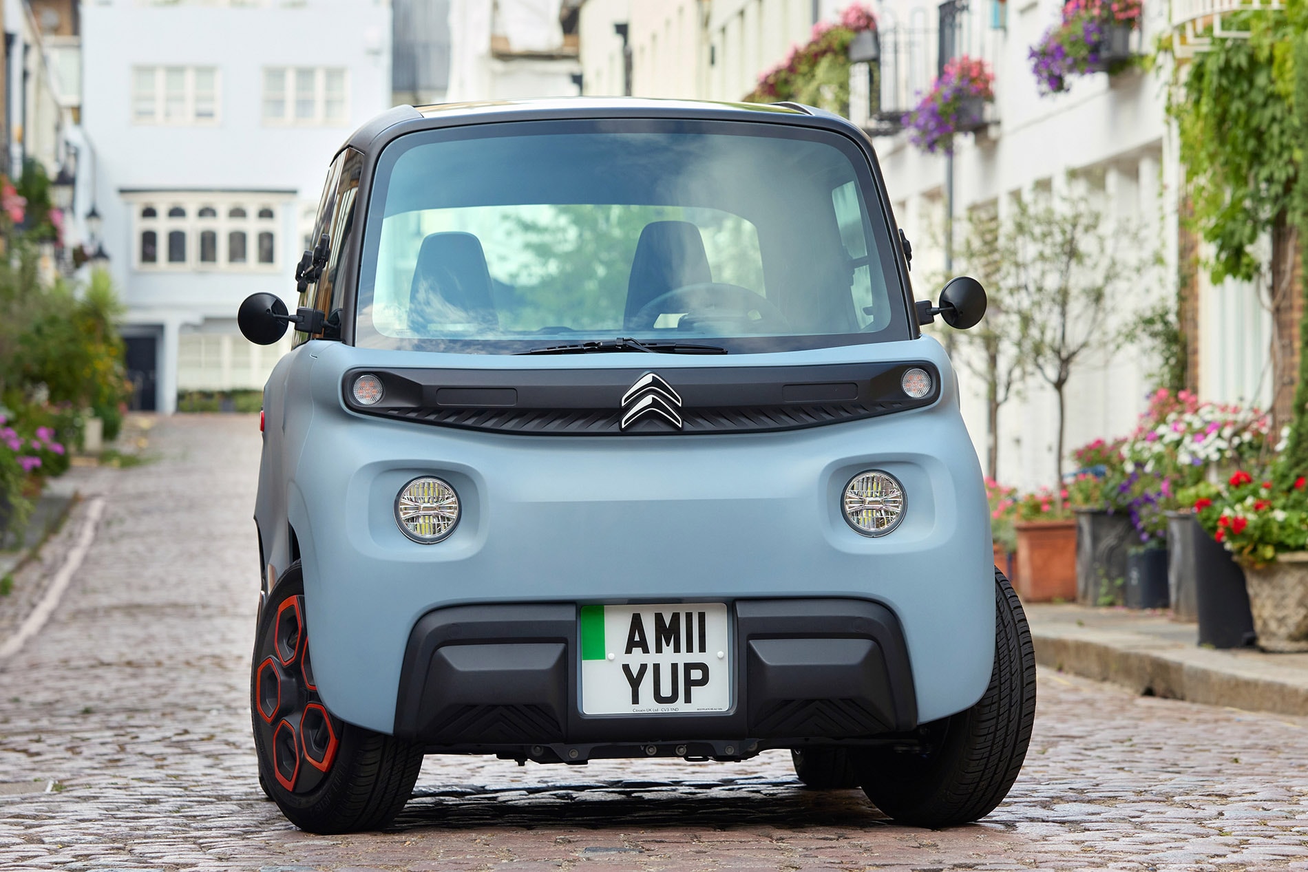 Vista frontal del Citroën AMI eléctrico, destacando su diseño compacto y moderno.