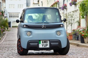 Vista frontal del Citroën AMI eléctrico, destacando su diseño compacto y moderno. Vista frontal del Citroën AMI eléctrico, destacando su diseño compacto y moderno.