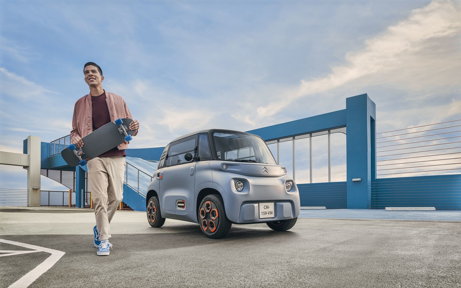 Fotografía promocional del Citroën AMI con un hombre portando un monopatín.