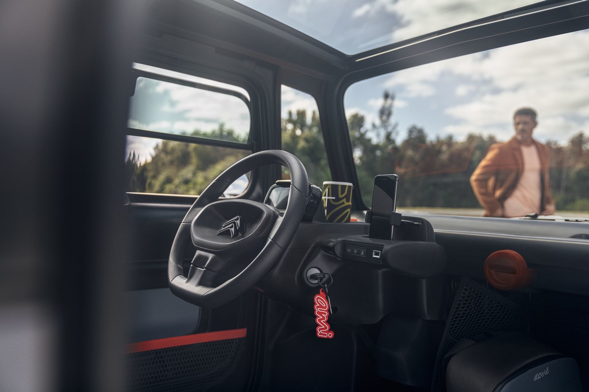 Vista interior del Citroën AMI, destacando el volante y tablero de instrumentos.