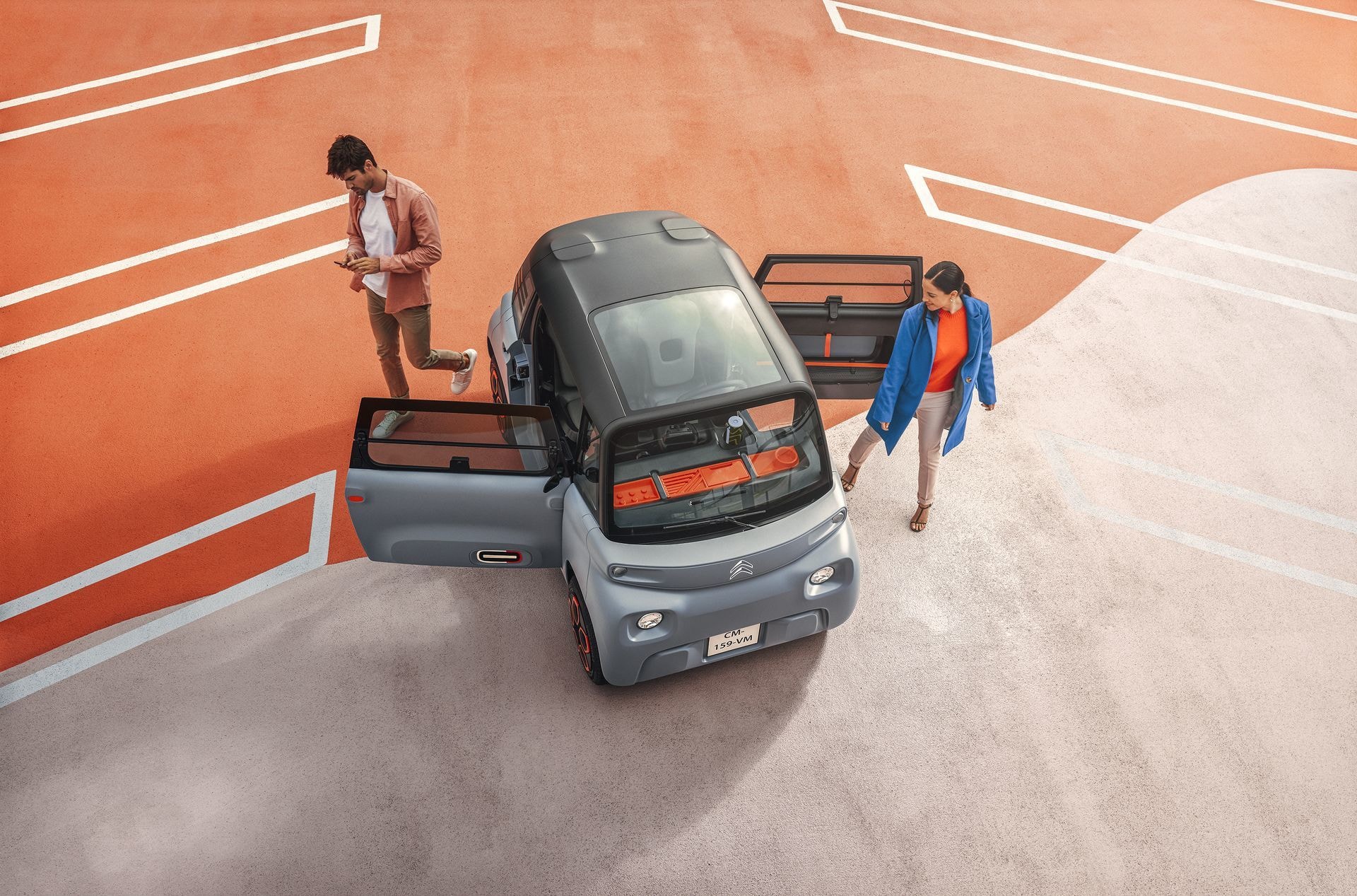 Vista trasera del Citroën AMI con el maletero abierto, evidenciando su practicidad.